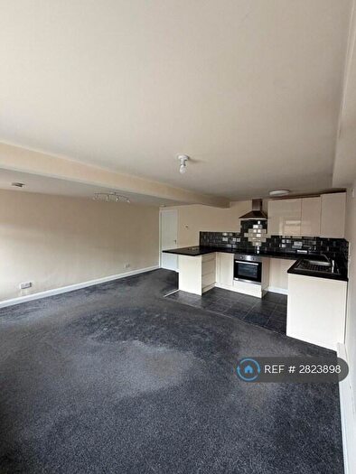 1 Bedroom Flat To Rent In School St, Halifax, HX1