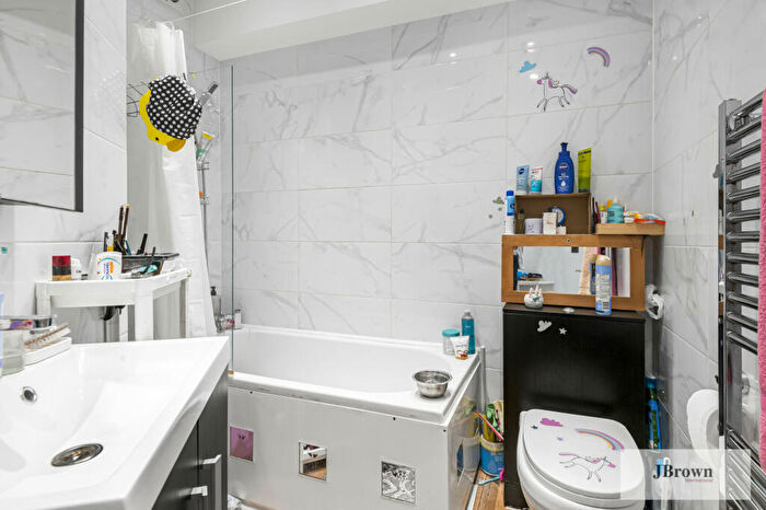 2 Bedroom Apartment For Sale In Sumner Road, Croydon, Surrey, CR0