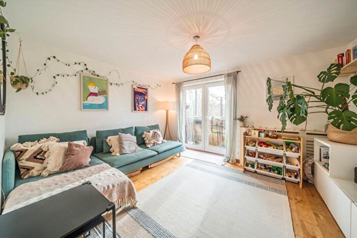 2 Bedroom Flat For Sale In Turnham Road, Brockley, SE4