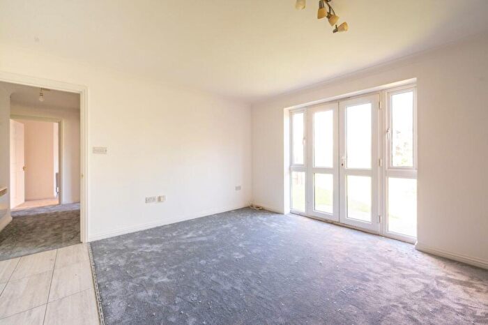2 Bedroom Flat For Sale In Luton Road, Plaistow, London, E13