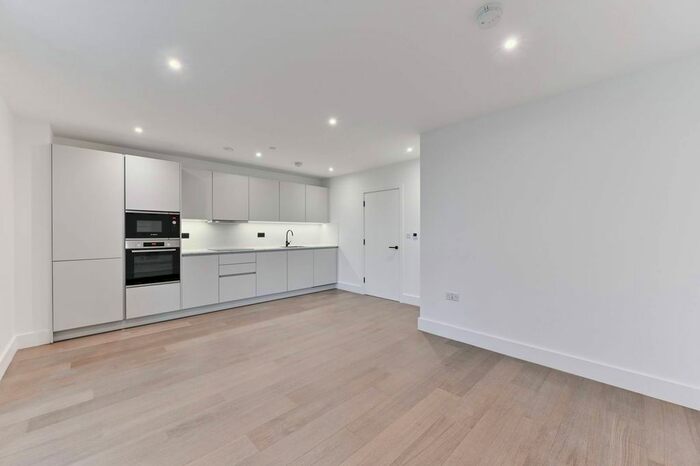 2 Bedroom Flat To Rent In London Square Croydon, Croydon, CR0