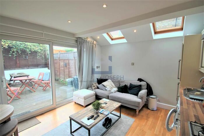 2 Bedroom Flat To Rent In Kellino Street, Tooting Broadway, London, SW17