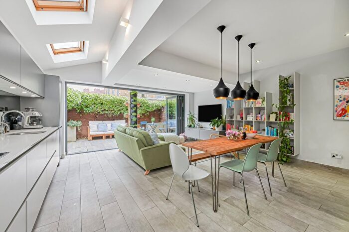 2 Bedroom Maisonette For Sale In Kingswood Road, London, SW2