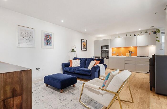 2 Bedroom Flat For Sale In Upper Tooting Road, London, SW17