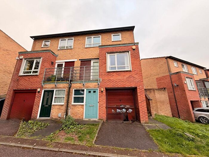 3 Bedroom Semi-Detached House To Rent In Park Grange Mount, Sheffield, S2