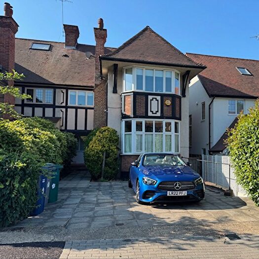 4 Bedroom Semi-Detached House For Sale In Dunstan Road, London, NW11