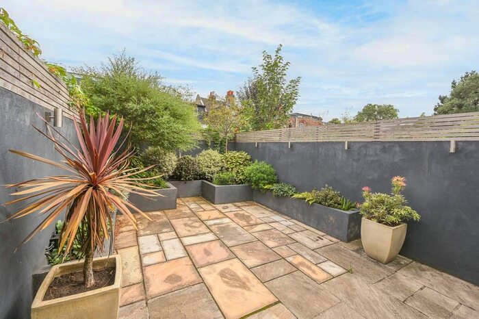 2 Bedroom Flat To Rent In Leythe Road, Acton, London, W3