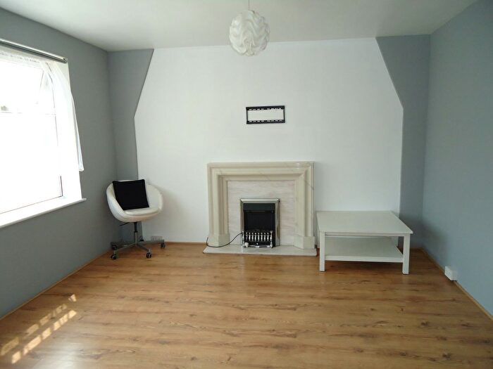 2 Bedroom Flat To Rent In Dewsbury Road, Beeston, Leeds, LS11