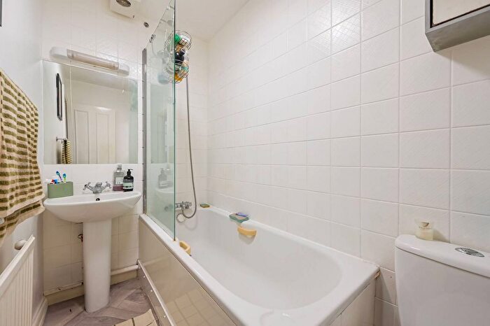 2 Bedroom Flat To Rent In Stapleton Hall Road, Finsbury Park, London, N4