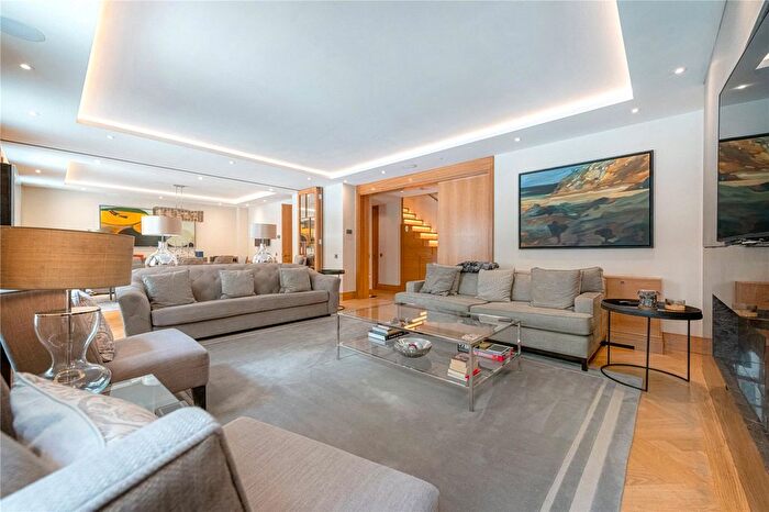 3 Bedroom Flat To Rent In Upper Grosvenor Street, Mayfair, London, W1K