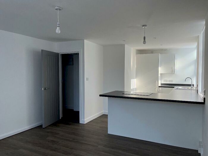 3 Bedroom Flat To Rent In Oldham Road, Manchester, Greater Manchester, M40