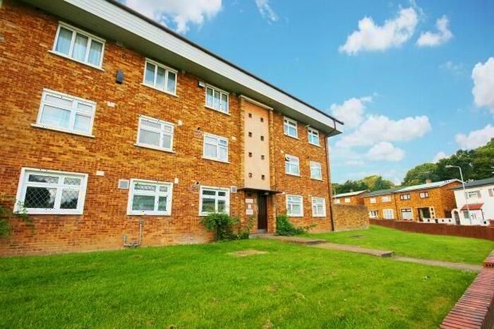 2 Bedroom Flat To Rent In Knights Way, Hainault, Essex, IG6