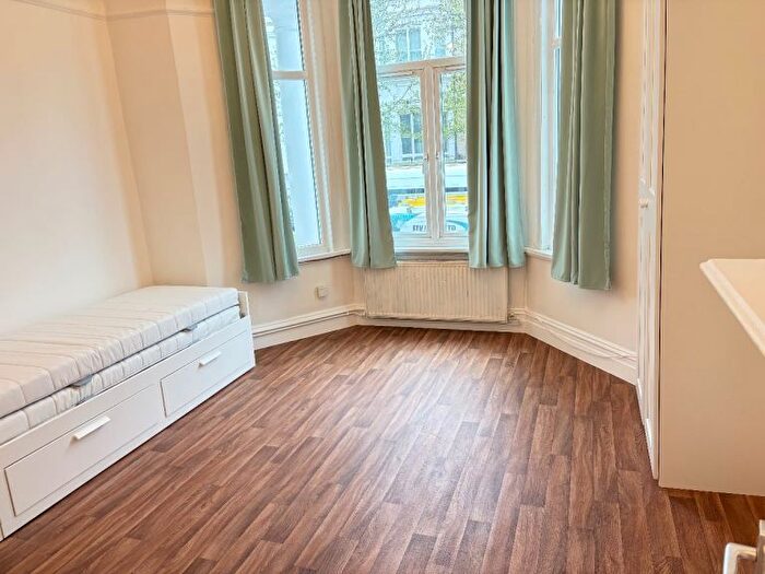 Studio To Rent In Very Near Warwick Road Area, Earls Court, SW5