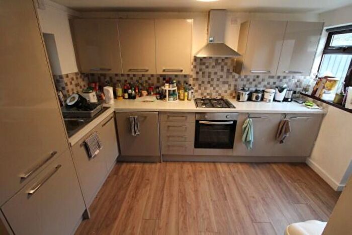 3 Bedroom Flat To Rent In Coburn Street Cardiff, CF24