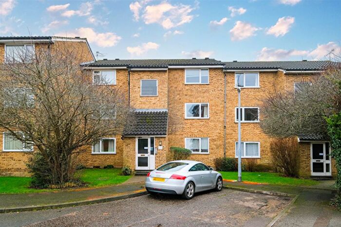 1 Bedroom Flat For Sale In Droveway, Loughton, IG10