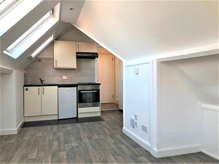 Studio To Rent In York Avenue -, P10