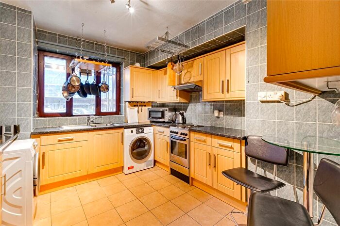 3 Bedroom Flat To Rent In Chadworth House, Amwell Court, N4