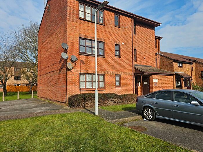 Studio To Rent In Verona Close, Uxbridge, UB8