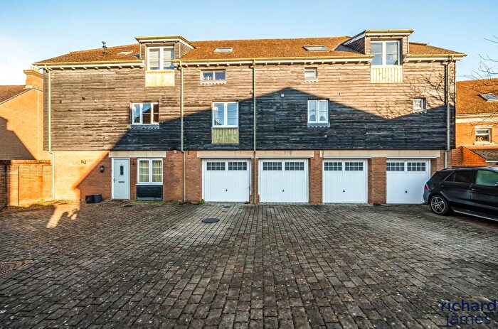 2 Bedroom Flat For Sale In Stonehenge Road, Wichelstowe, Swindon, SN1