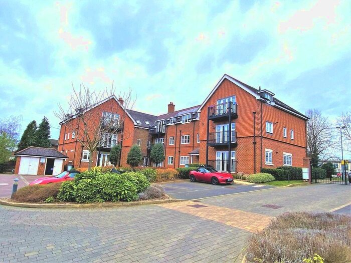 2 Bedroom Flat To Rent In Findlay Mews, Marlow, SL7