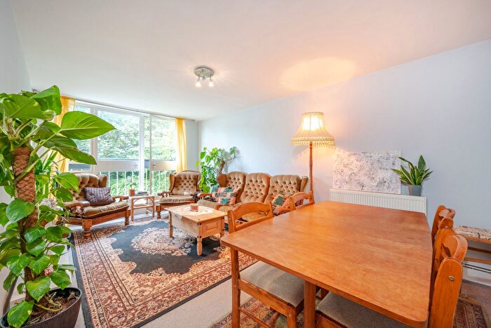 2 Bedroom Flat To Rent In Hershell Court, Upper Richmond Road West, SW14