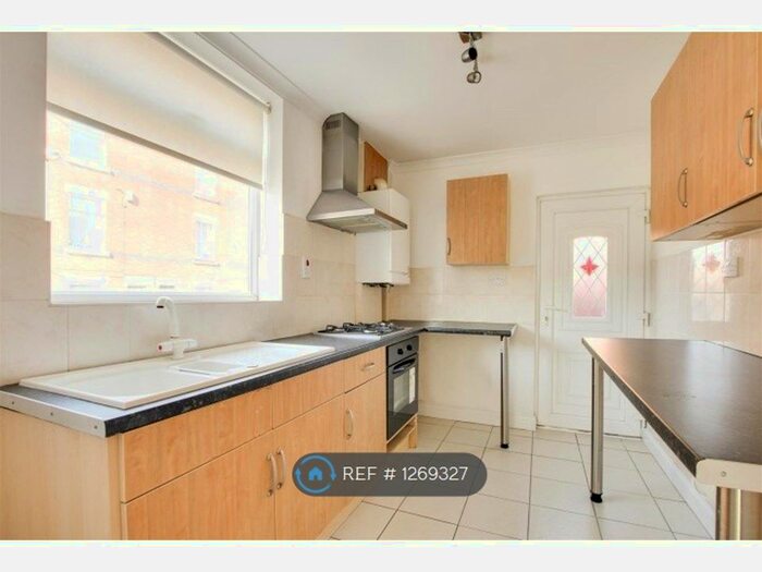 3 Bedroom Semi-Detached House To Rent In Egypt Road, Nottingham NG7