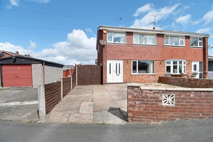 3 Bedroom Semi-Detached House For Sale In West View, Scunthorpe, DN17