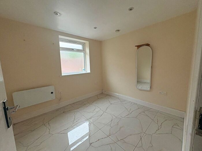 4 Bedroom Maisonette To Rent In Cranborne Waye, Hayes, UB4