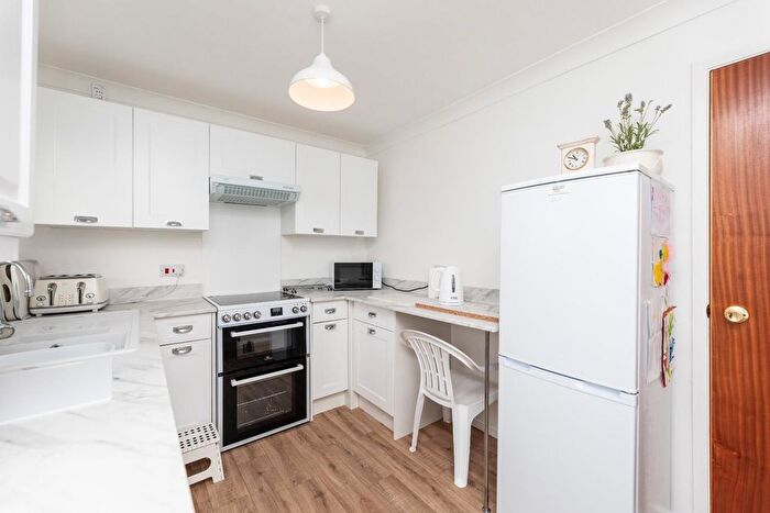 2 Bedroom Detached Bungalow For Sale In Hillcrest Mount, Townville, Castleford, WF10