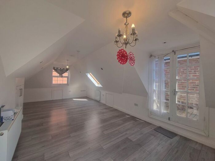 2 Bedroom Flat To Rent In Green Lanes, Winchmore Hill, N21