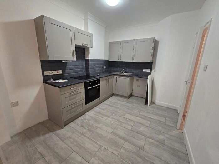 3 Bedroom Flat To Rent In Central Hill, London, SE19