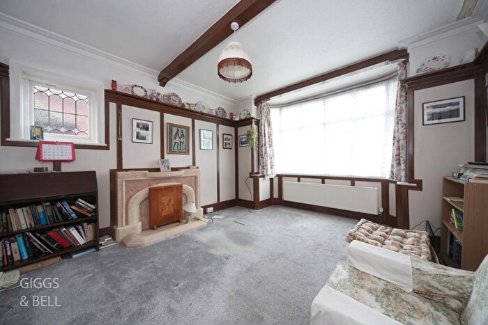 4 Bedroom Detached House For Sale In Montrose Avenue, Luton, Bedfordshire, LU3