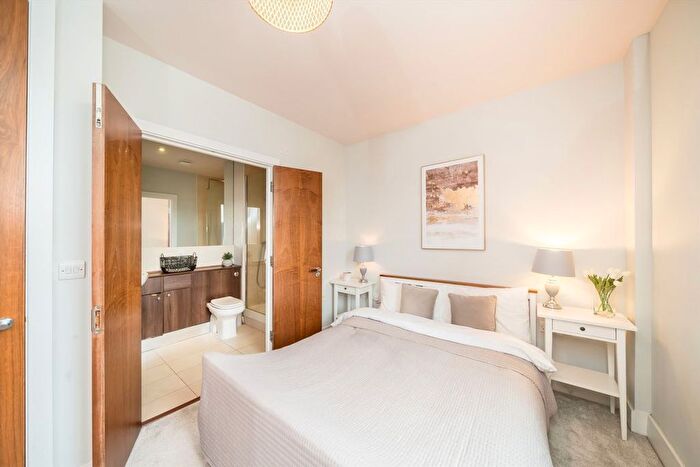 2 Bedroom Flat For Sale In Corben Mews, London, SW8