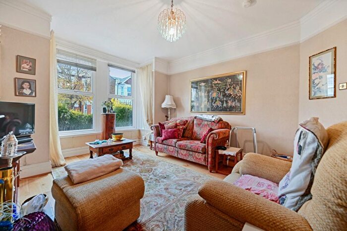 2 Bedroom Flat For Sale In Willcott Road, Acton, W3