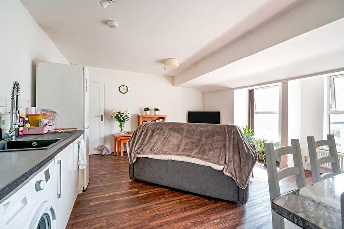 2 Bedroom Flat For Sale In Clinton Lane, Seaford, BN25