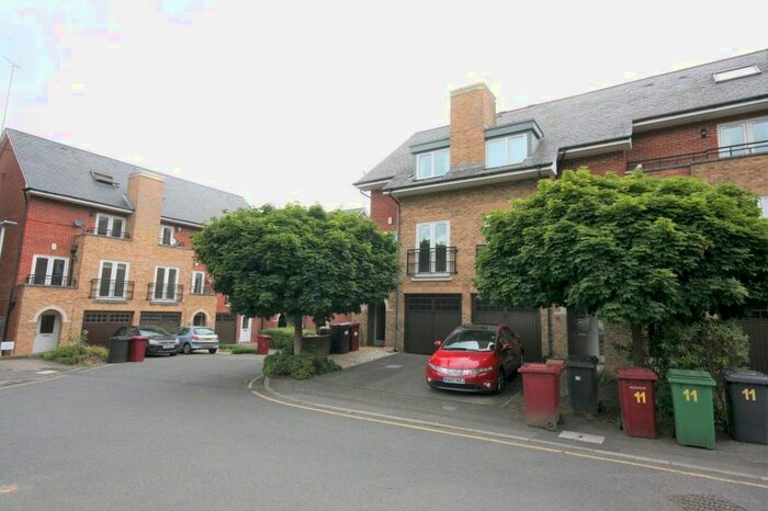 3 Bedroom Property To Rent In Iliffe Close, Reading, RG1