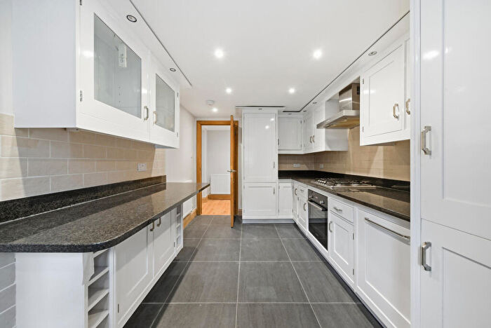3 Bedroom Flat To Rent In Cathcart Hill, London, N19