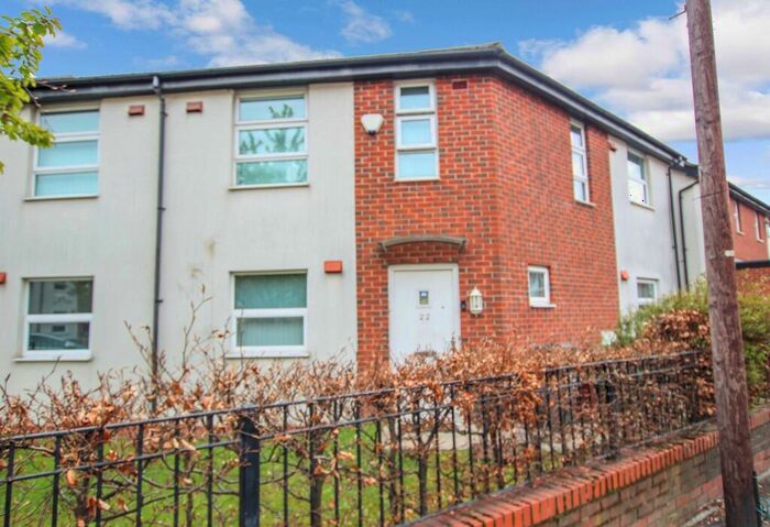 3 Bedroom Semi-Detached House To Rent In Dean Lane, Manchester, M40