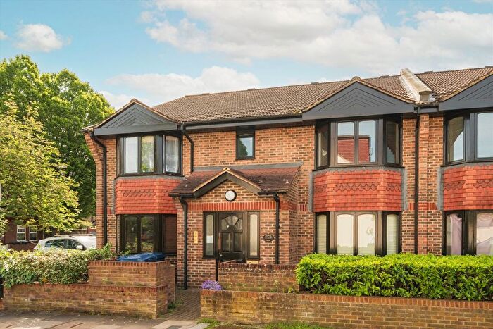 2 Bedroom Flat For Sale In Woodstock Avenue, West Ealing, W13