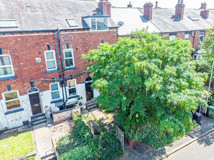 3 Bedroom Terraced House For Sale In Hall Grove, Leeds, LS6