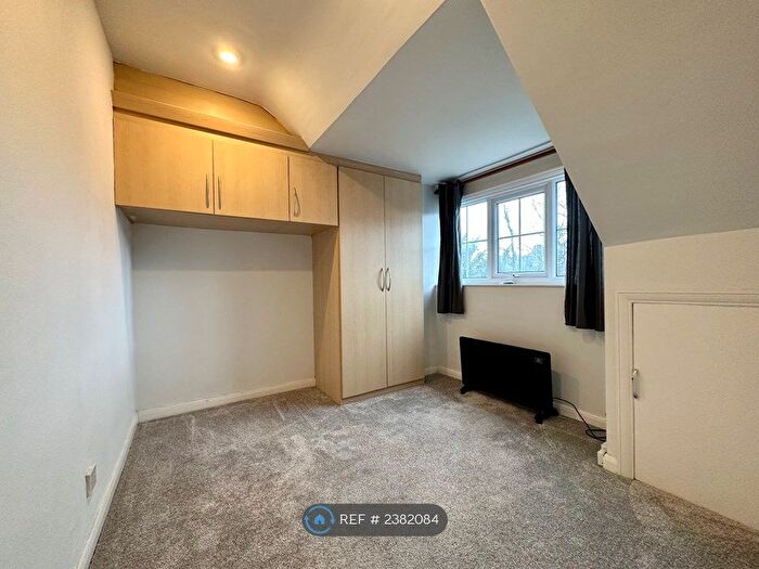 2 Bedroom Flat To Rent In Alwoodley, Leeds, LS17