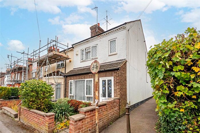 3 Bedroom End Of Terrace House For Sale In Garden Road, Dunstable, Bedfordshire, LU6