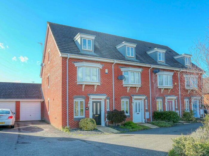 3 Bedroom End Of Terrace House To Rent In Lyveden Way, Corby, NN18