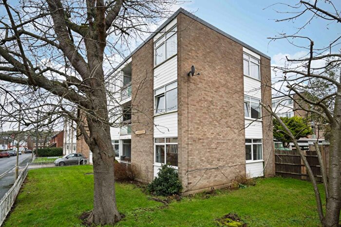 2 Bedroom Flat To Rent In Pompadour Close, Brentwood, CM14