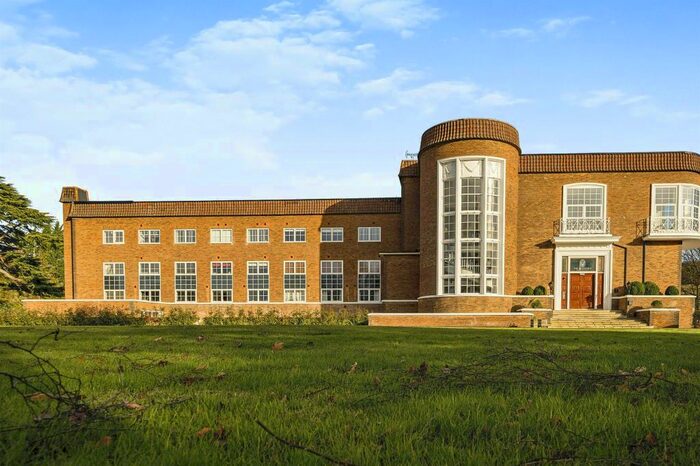 2 Bedroom Flat For Sale In Wycombe Road, Saunderton, High Wycombe, HP14