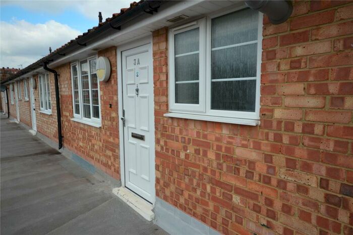 2 Bedroom Flat To Rent In Central Parade, Rochester, Kent, ME1