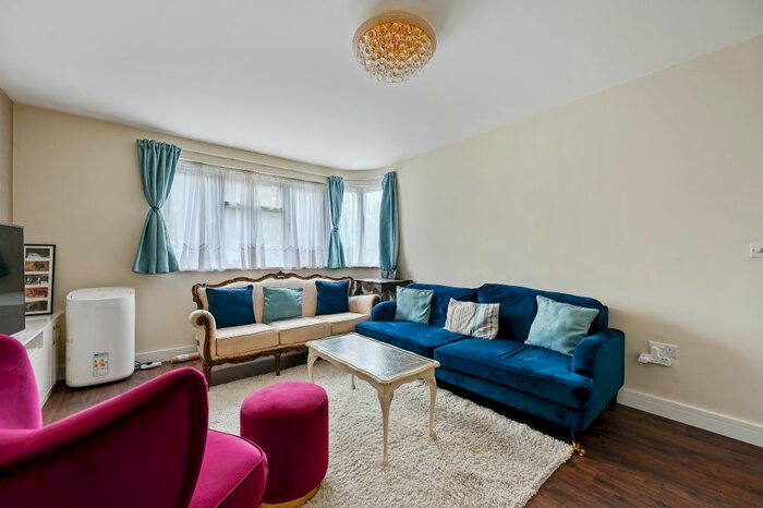 2 Bedroom Maisonette To Rent In Westmere Drive, Mill Hill, NW7