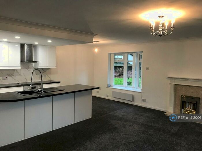 2 Bedroom Flat To Rent In And Accompanying Garage, Manchester, M45