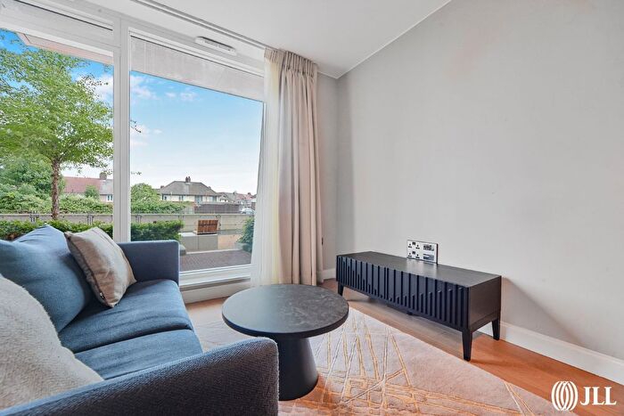 3 Bedroom Flat To Rent In Carpet Street, Sugar House Island, E15