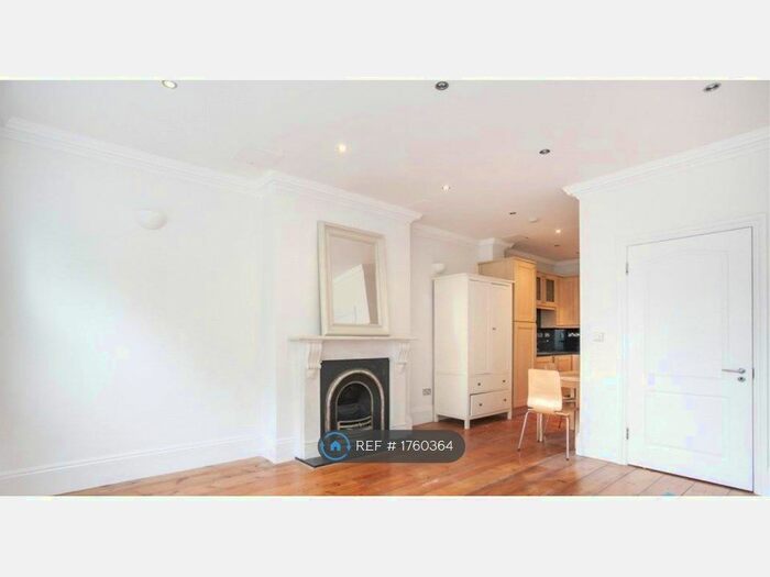 Studio To Rent In Tollington Way, London, N7